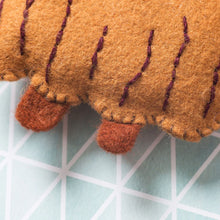 Load image into Gallery viewer, Corinne Lapierre - Felt Craft Mini Kit - Highland Cow