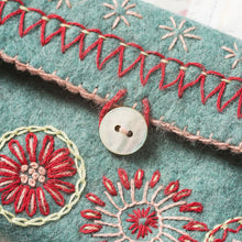 Load image into Gallery viewer, Corinne Lapierre - Mini Felt Craft Kit - Sewing Pouch