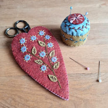 Load image into Gallery viewer, Corinne Lapierre - Mini Felt Craft Kit - Scissors Pouch & Pin Cushion