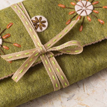 Load image into Gallery viewer, Corinne Lapierre - Felt Craft Kit - Sewing Roll