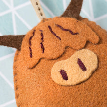 Load image into Gallery viewer, Corinne Lapierre - Felt Craft Mini Kits Highland Cow
