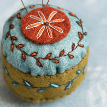 Load image into Gallery viewer, Corinne Lapierre - Mini Felt Craft Kit - Scissors Pouch &amp; Pin Cushion
