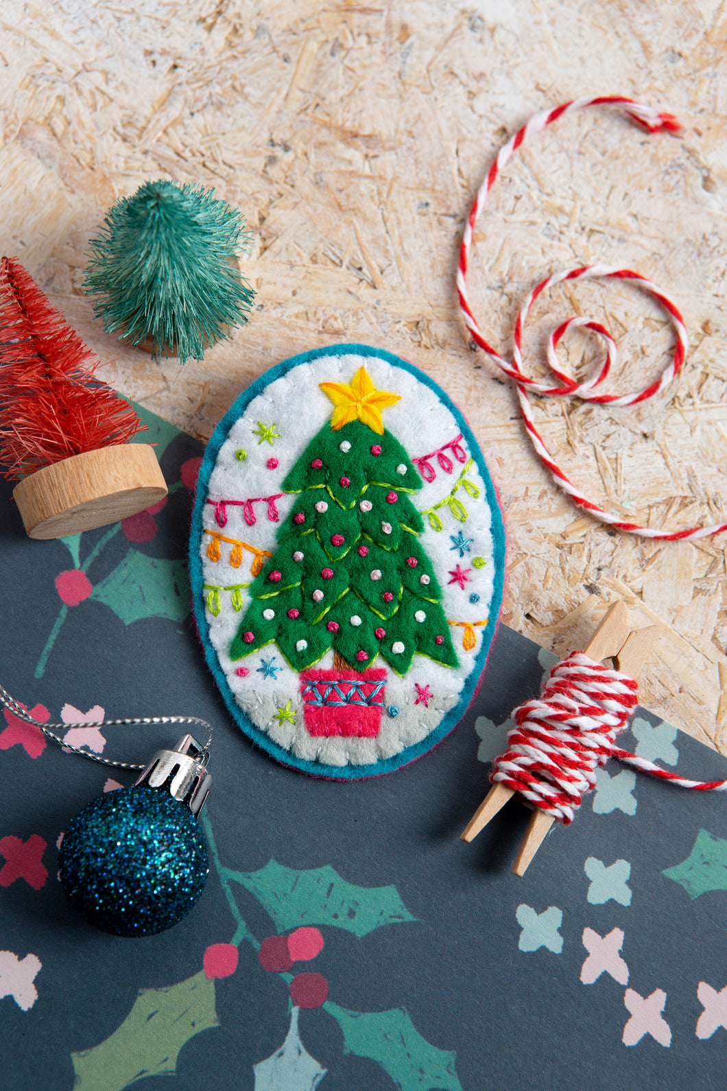 Hawthorn Handmade - Merry Christmas Brooch Felt Craft Kit