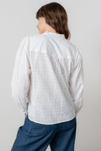 Load image into Gallery viewer, Lily &amp; Me - Wayfaring Blouse Plain Check in White
