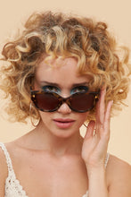 Load image into Gallery viewer, Powder - Bailey Sunglasses in Tortoiseshell
