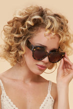 Load image into Gallery viewer, Powder - Bailey Sunglasses in Tortoiseshell
