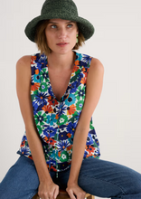 Load image into Gallery viewer, Sea Salt - Cobbs Well Top in Screenprint Floral Chalk
