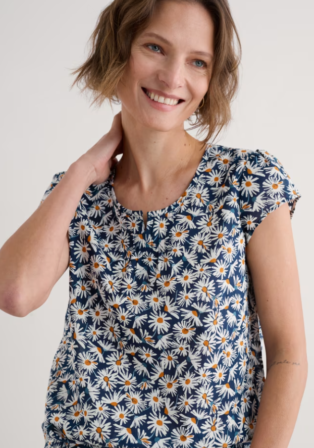 Sea Salt - Garden Gate Top in Scatter Daisy Maritime