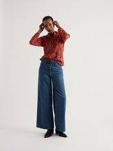 Load image into Gallery viewer, Sea Salt - Larissa Shirt in Tomato Blooms Cinnamon
