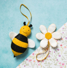 Load image into Gallery viewer, Corinne Lapierre - Mini Felt Craft Kit Bee &amp; Flower
